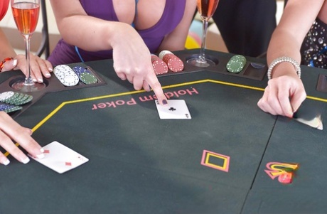 Раскачивающиеся европейские мамочки заглатывают большой член и получают анальный секс картинка 1