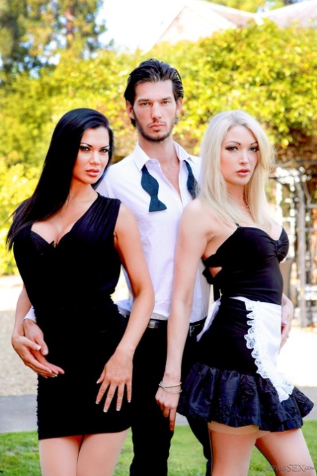 Горячие милф-порнозвезды на каблуках и в чулках позируют обнаженными на открытом воздухе картинка 1