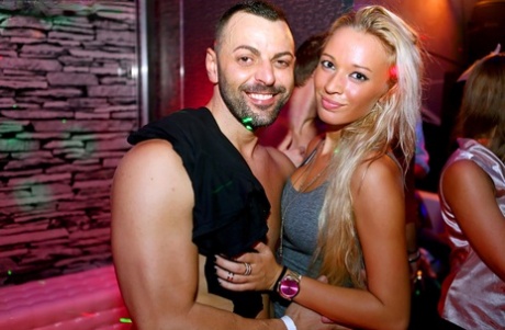 Европейские тусовщицы не могут оторвать рук от членов мужчин-стриптизерш картинка 7