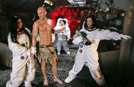 Джейден Джеймс и Одри Битони исследуют космическое пространство и огромный член картинка 2