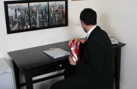 Джейден Джеймс с большими сиськами поклоняется своим ногам и трахает свою пизду картинка 2