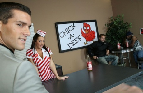 Милашка в униформе Джейден Джеймс трахается прямо в офисе картинка 1