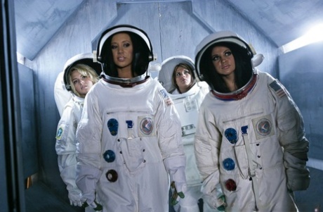 Джейден Джеймс и Одри Битони исследуют космическое пространство и огромный член картинка 1