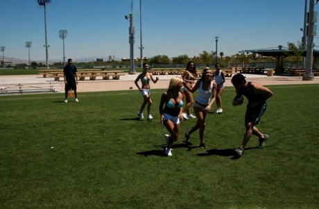 Горячая красотка Джейден Джеймс с огромными сиськами растягивает свою пизду картинка 4