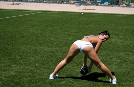 Горячая красотка Джейден Джеймс с огромными сиськами растягивает свою пизду картинка 1