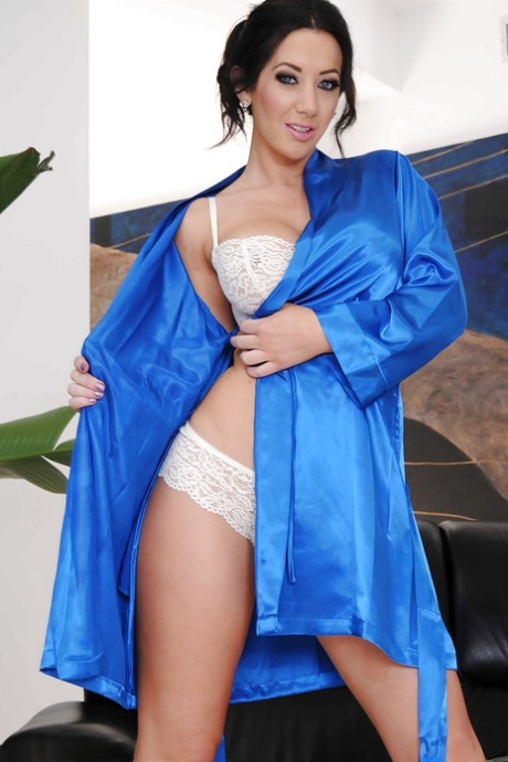 Грудастая Джейден Джеймс снимает с себя нижнее белье и дрочит пальцами свою пизду картинка 1