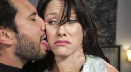 Брюнетку Дженнифер Уайт связывает и трахает ее арендатор-садист картинка 15