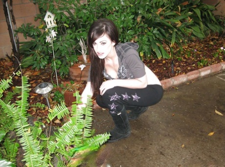 Любительская молоденькая красотка Дженнифер Уайт показывает свои большие сиськи и киску картинка 1