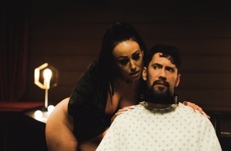 Милфа брюнетка Дженнифер Уайт занимается жестким сексом на кожаном пуфике картинка 4