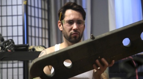 Брюнетку Дженнифер Уайт связывает и трахает ее арендатор-садист картинка 1