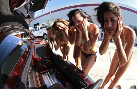 Соблазнительная цыпочка с большими сиськами Джесса Роудс снимает свой топ от бикини за наличные картинка 4