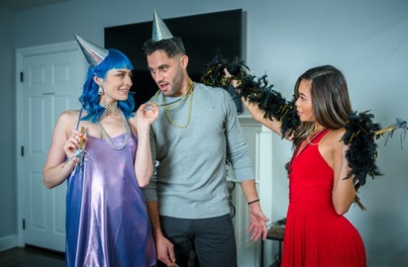 Горячие молодые девушки Jewelz Blu и Vina Sky занимаются групповым сексом во время вечеринки картинка 2