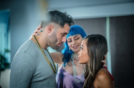 Горячие молодые девушки Jewelz Blu и Vina Sky занимаются групповым сексом во время вечеринки картинка 3