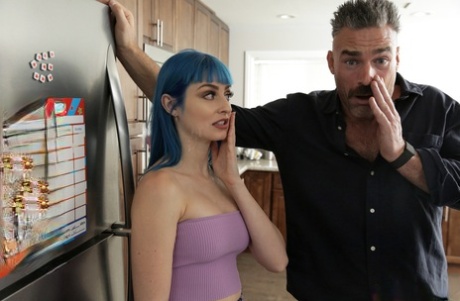 Близкие родственники занимаются групповым сексом на диване в гостиной картинка 3