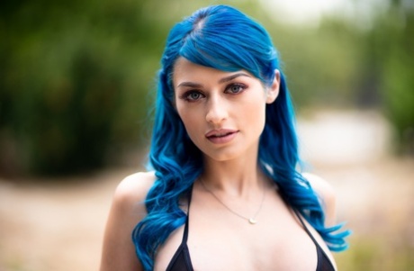 Одинокая девушка с голубыми волосами Jewelz Blu снимает свое бикини на открытом воздухе картинка 2