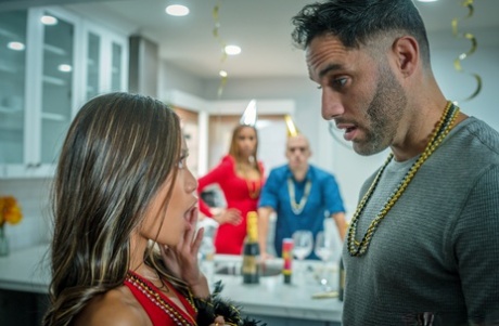 Горячие молодые девушки Jewelz Blu и Vina Sky занимаются групповым сексом во время вечеринки картинка 5