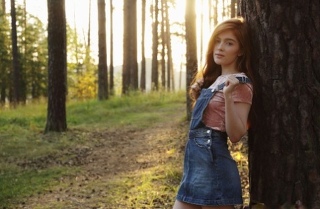 Натуральная рыжеволосая Джиа Лисса сосет палец после раздевания в лесу картинка 1