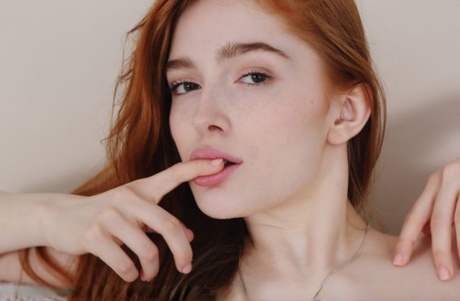 Бледно-рыжеволосая Джиа Лисса с удовольствием демонстрирует свою аккуратно подстриженную муфту картинка 18