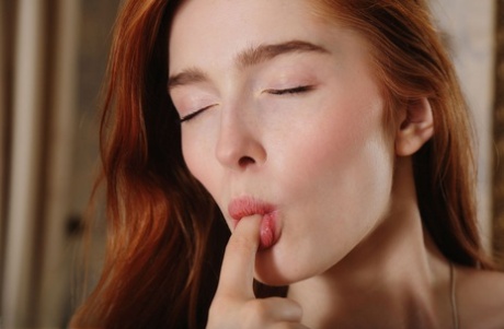 Молодая рыжеволосая Джиа Лисса гладит свою киску на посадочной полосе, сидя голой на стуле картинка 2