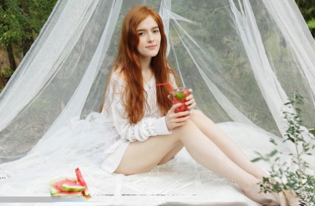 Горячая рыжеволосая Джиа Лисса обнажает свою плоскую подростковую грудь, когда раздевается картинка 1