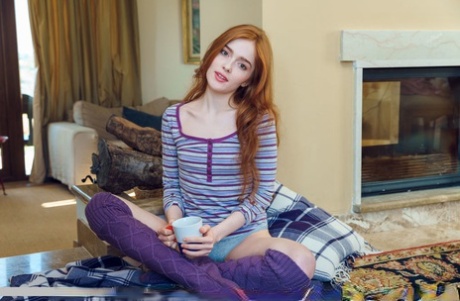 Худенькая девушка с рыжими волосами Цзя Лисса показывает свою киску на посадочной полосе картинка 1