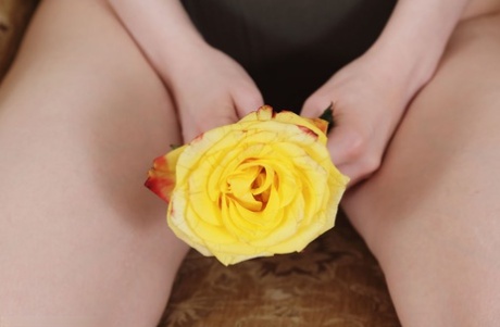 Цзя лежит голая на диване, она играет с желтой розой, скользя ею по всему телу. картинка 12