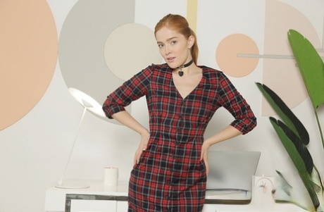 Рыжеволосая молоденькая Цзя Лисса распускает волосы во время траха пальцами картинка 1