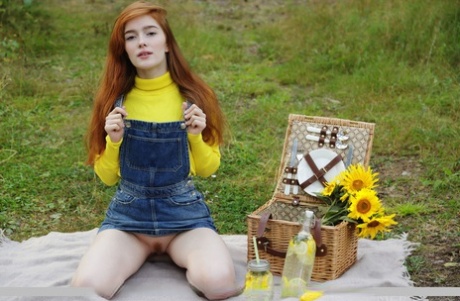 Рыжеволосая девушка-подросток Джиа Лисса раздевается, чтобы позировать обнаженной в лесу картинка 2