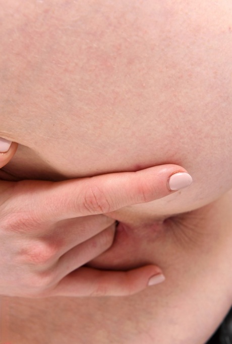 Красивая рыжеволосая Джиа Лисса теребит пальцами свою киску на посадочной полосе в нейлоновых чулках OTK картинка 14