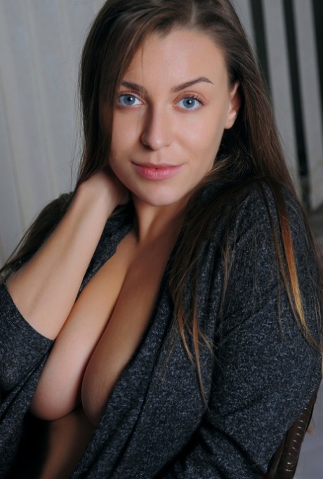 Красивая молоденькая Джозефина Би обнажает свои великолепные сиськи и пизду, прежде чем послать воздушный поцелуй картинка 6