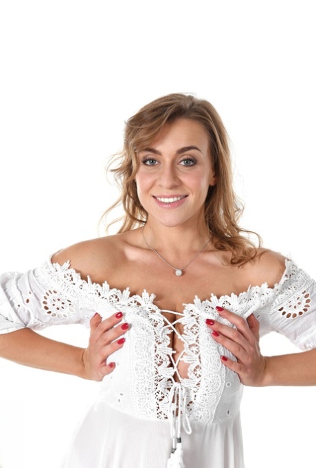 Горячая молоденькая Джозефина Джексон освобождает свои великолепные сиськи, раздеваясь догола, чтобы подрочить картинка 2