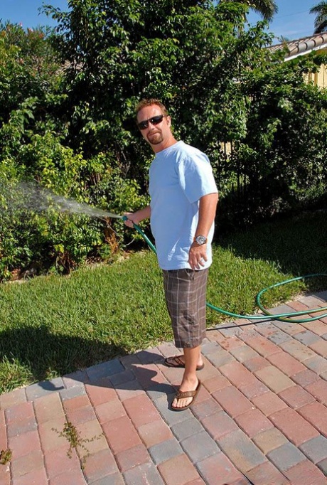 Очаровательная деревенщина милфа обнажает свои большие сиськи и сосет толстый член картинка 1