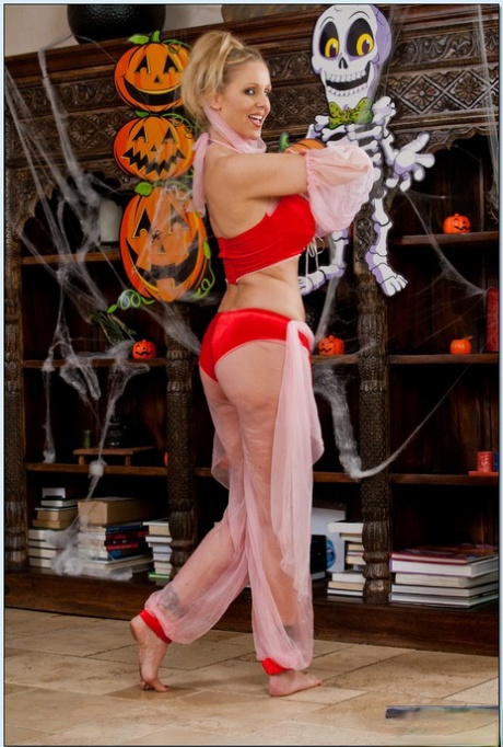 Сексуальная мамочка Джулия Энн танцует живот и показывает свои великолепные сиськи картинка 3