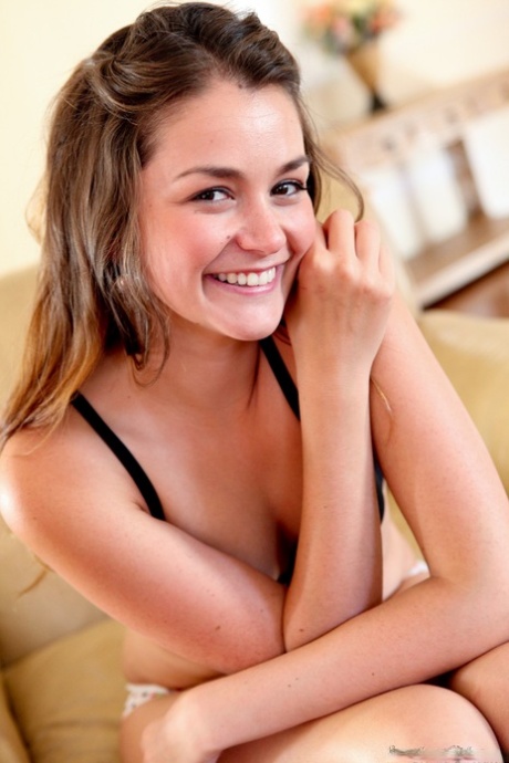 Сексуальная мамаша Джулия Энн и дикая молоденькая Элли Хейз позируют в сексуальном нижнем белье картинка 6