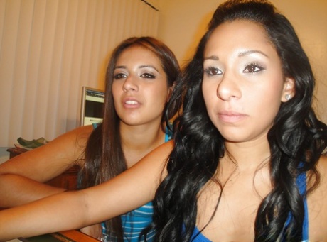 Латиноамериканские подростки Джинкс Мейз и Ким Кеннеди целуются и сосут сиськи друг друга картинка 3