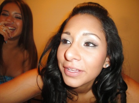 Латиноамериканские подростки Джинкс Мейз и Ким Кеннеди целуются и сосут сиськи друг друга картинка 9