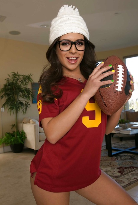 Латиноамериканская красотка в очках Jynx Maze приглашает всех в свою попку картинка 1