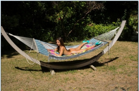 Очаровательная латиноамериканка с сексуальной попкой Джинкс Мейз снимает свое бикини картинка 16