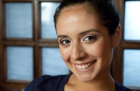 Молоденькая латиноамериканка дрочит дилдо в своей жопе перед тем, как ее трахают в жопу картинка 10