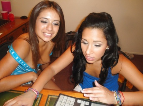 Латиноамериканские подростки Джинкс Мейз и Ким Кеннеди целуются и сосут сиськи друг друга картинка 8