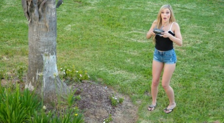 Молодые девушки Кали Роузс и Эмили Уиллис занимаются лесбийским сексом на кровати картинка 6