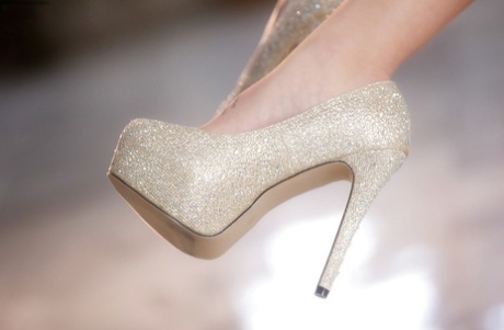 Красотка на высоких каблуках Кали Роуз задирает ноги, сидя на стуле, показывая пизду картинка 11