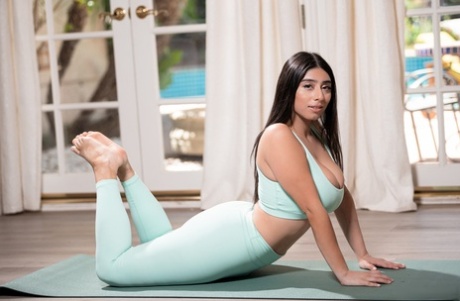 Три толстозадые женщины занимаются йогой в своей тренировочной одежде картинка 6