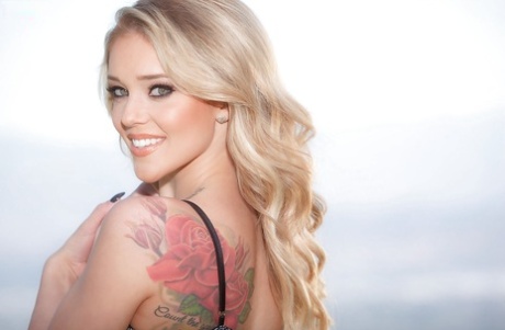 Белокурая порнозвезда Кали Роуз позирует обнаженной на траве у океана картинка 3