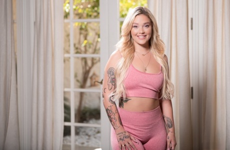 Три толстозадые женщины занимаются йогой в своей тренировочной одежде картинка 1