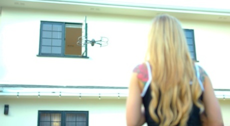 Молодые девушки Кали Роузс и Эмили Уиллис занимаются лесбийским сексом на кровати картинка 1