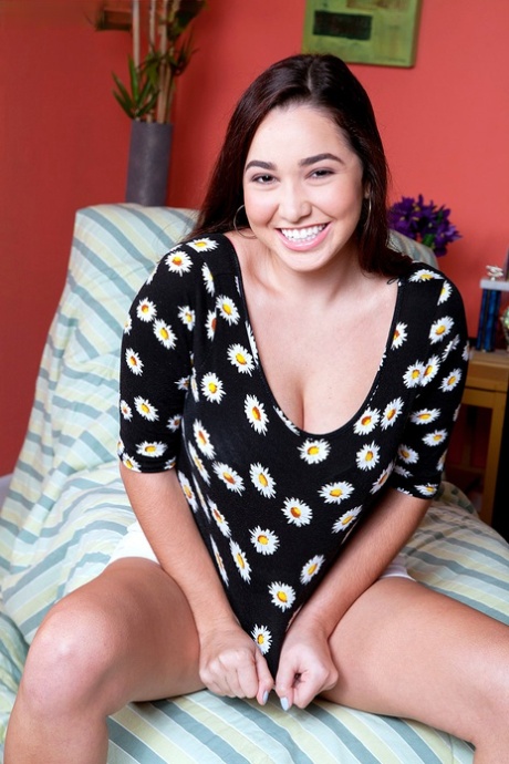 Неопытная Карли Грей отодвигает свои трусики в сторону, сидя на своей кровати картинка 3