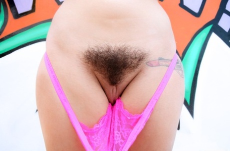 Грудастая темноволосая Карли Грей показывает свои огромные сиськи и очень волосатую киску картинка 7