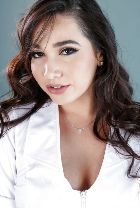 Брюнетка Карли Грей раздевается и растекается в кабинете врача картинка 3