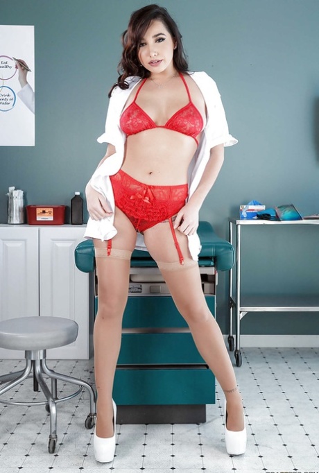 Брюнетка Карли Грей раздевается и растекается в кабинете врача картинка 6